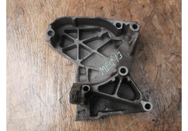 Кронштейн двигуна правий Renault 1.5 dci, 8200739777
